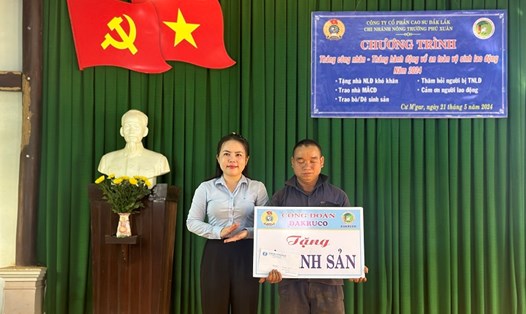 Công đoàn Công ty Cổ phần Cao su Đắk Lắk tặng bò giống cho đoàn viên khó khăn. Ảnh: Bảo Trung