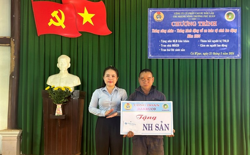 Dak Lak Rubber Joint Stock Company's Trade Union gives breeding cows to union members in difficult circumstances. Photo: Bao Trung