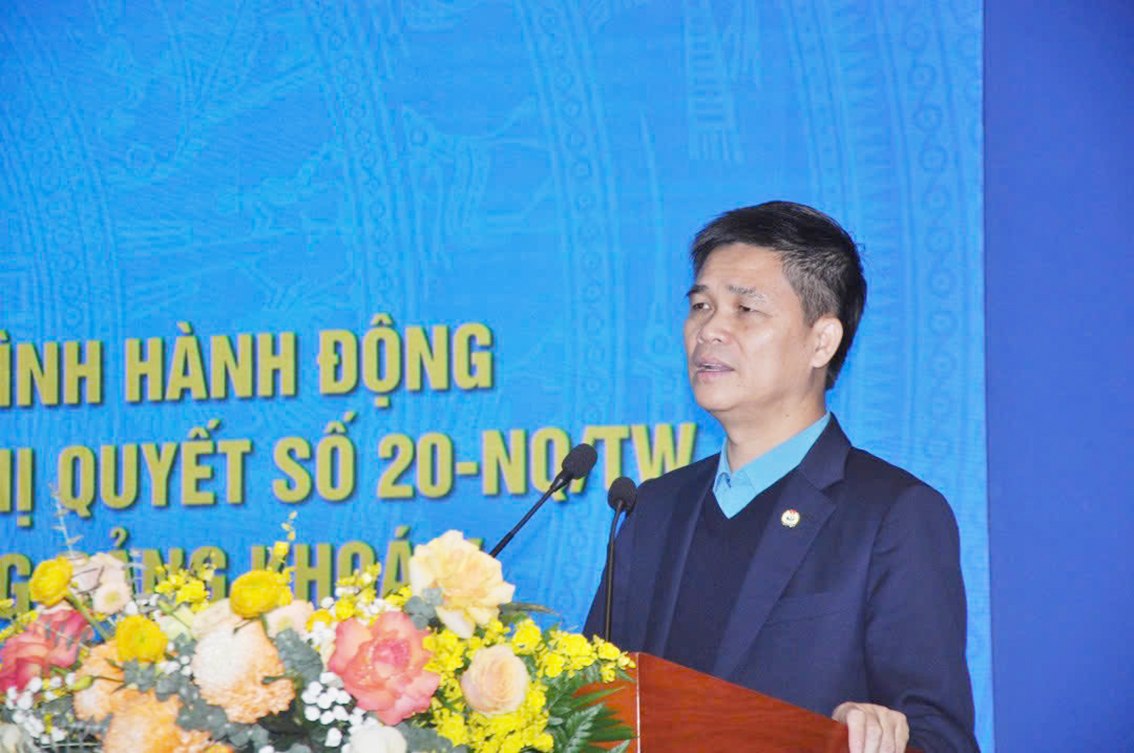Mr. Ngo Duy Hieu, Deputy Secretary of the Party Committee, Vice President of the Vietnam General Confederation of Labor, spoke at the conference. Photo: Bao Han