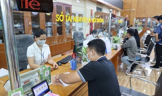 Bộ Nội vụ nêu rõ giải quyết kịp thời chế độ, chính sách với cán bộ, công chức, viên chức. Ảnh minh họa: Hải Nguyễn