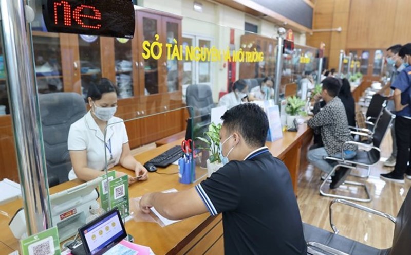 The Ministry of Home Affairs clearly stated that it should promptly resolve policies and regimes for cadres, civil servants and public employees. Illustration photo: Hai Nguyen