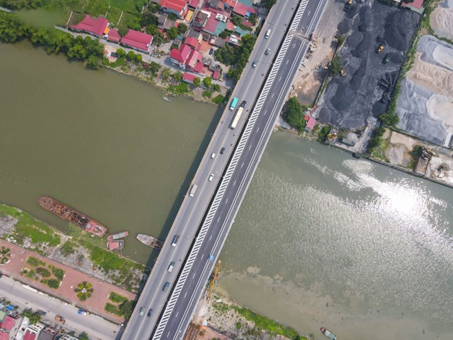 Panoramic view of the expanded Nhu Nguyet bridge connecting Bac Ninh - Bac Giang. Photo: Van Truong