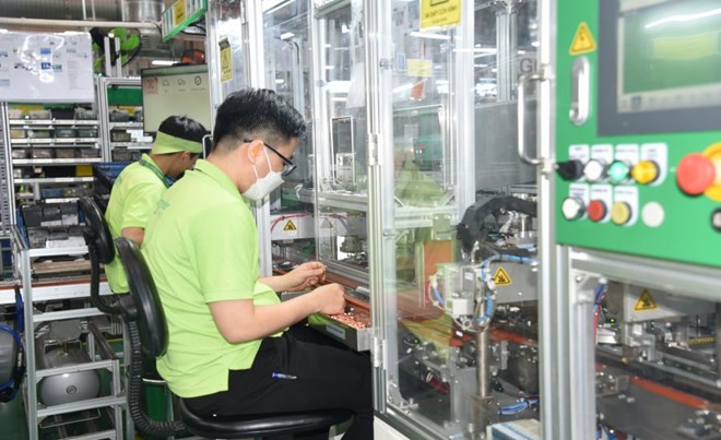 Khi vo sinh con, ngoai che do nghi theo quy dinh cua Luat BHXH, nam cong nhan cua Cong ty TNHH Schneider Electric Manufacturing Viet Nam duoc nghi them 24 ngay co huong nguyen luong duoc ghi nhan trong thoa uoc lao dong tap the. Anh: Nam Duong