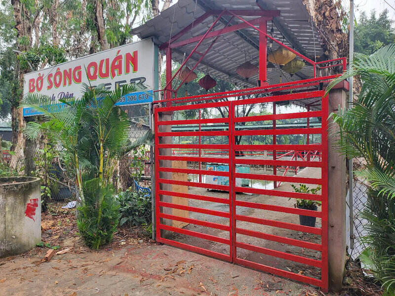 Bo Song Quan Restaurant fixes the expansion encroaching on the canal as requested by Thoi An ward. Photo: Huan Cao