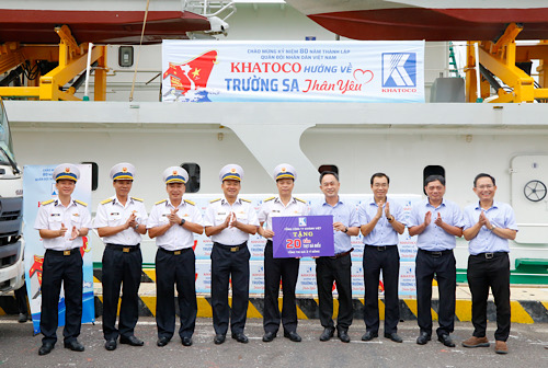 Leaders of Khanh Viet Corporation donated 20 tons of ostrich meat to supplement meals for soldiers and civilians on Truong Sa island district. Photo: Kieu Huong