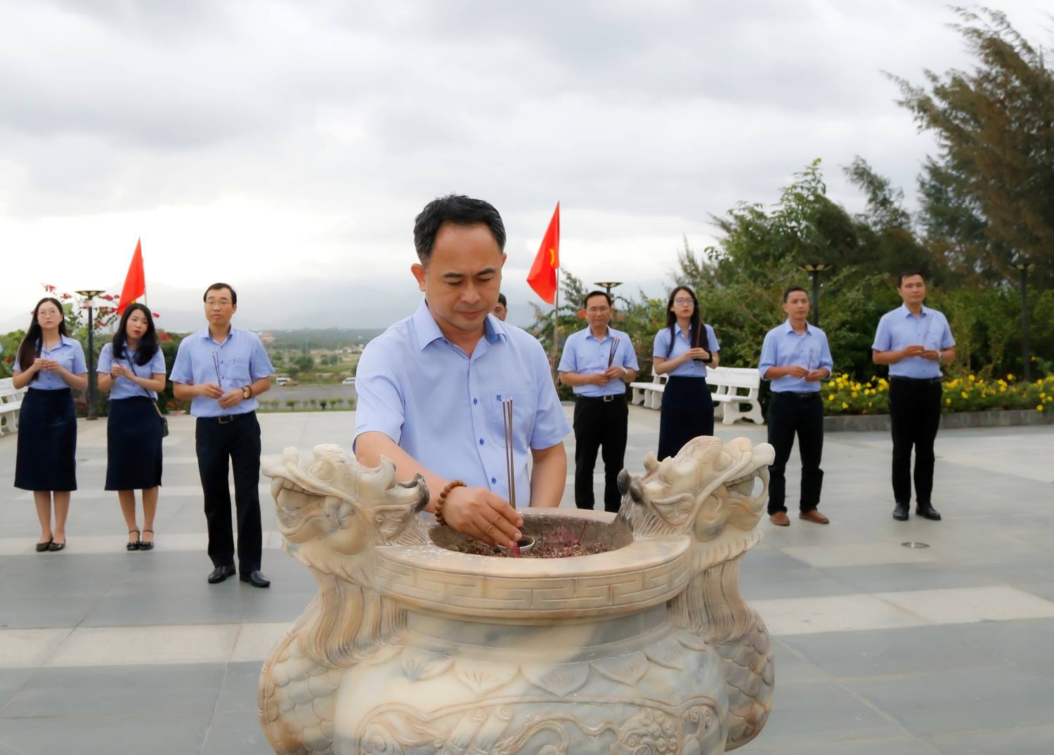 Ong Tran Minh Quang - Tong Giam doc Tong cong ty Khanh Viet cung dai dien cac don vi trong cong ty dang huong tai Khu tuong niem chien si Gac Ma. Anh: Kieu Huong
