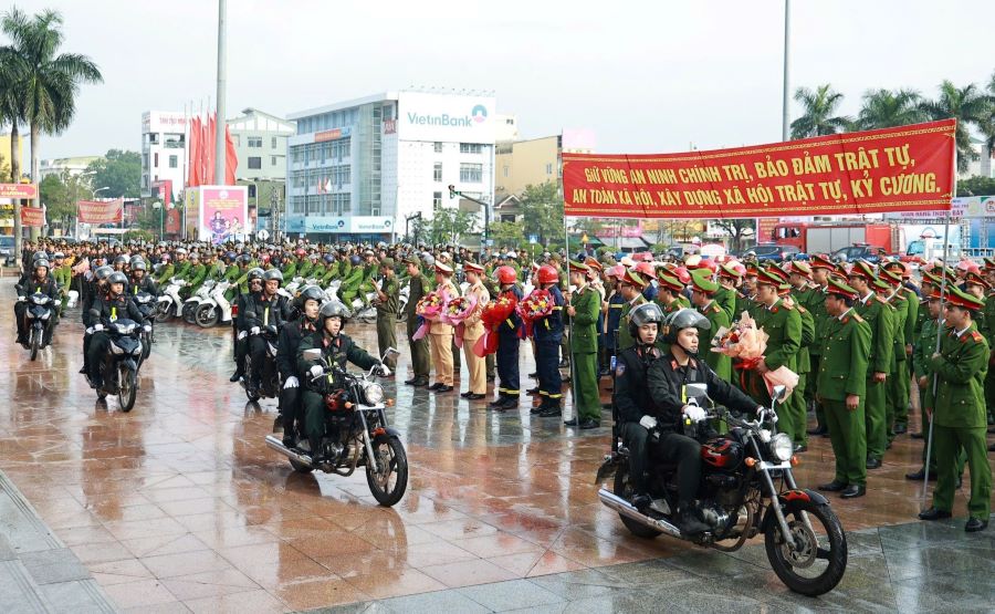Quang Tri Provincial Police force at the crime suppression launch ceremony. Photo: Anh Tuan.