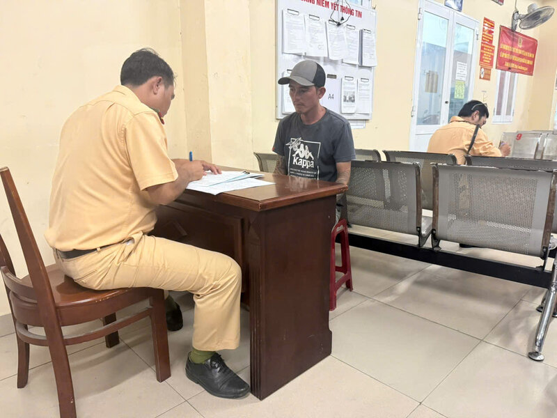 Ho Chi Minh City Traffic Police invited the young man to come up and make a record of the violation. Photo: Provided by Traffic Police