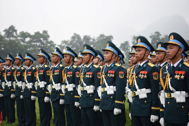 Sĩ quan quân đội phải đóng thuế thu nhập cá nhân với tiền thưởng định kỳ hằng năm. Ảnh minh họa: Trần Vương