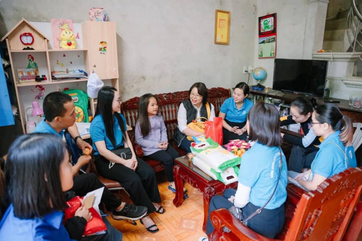 The Trade Union of Viet Thuan Garment Company Limited (Nam Dinh City) visited and gave gifts to union members. Photo: Viet Thuan Trade Union