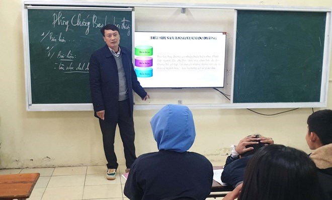 Teacher Ho Anh Dung - teacher at Quynh Tan Secondary School (Quynh Luu District, Nghe An) - has been teaching on contract for 18 years and has just been officially appointed. Photo: Quang Dai