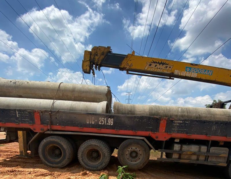 Construction crane violates power grid safety corridor. Photo: PC Binh Duong provided