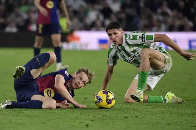 Frenkie de Jong van chua the tai hien phong do tot nhat sau khi tro lai tu chan thuong. Anh: AFP