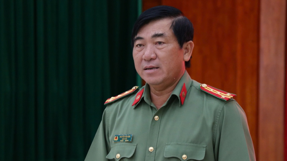 Đại tá Nguyễn Văn Hận - Giám đốc Công an tỉnh Kiên Giang - kiểm tra công tác chuẩn bị thực hiện cao điểm tấn công, trấn áp tội phạm, bảo đảm an ninh trật tự Tết Nguyên đán Ất Tỵ 2025 trên địa bàn TP Phú Quốc. Ảnh: Tiến Dũng