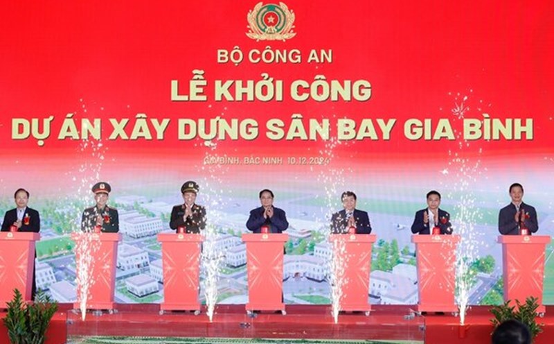 Prime Minister Pham Minh Chinh and delegates perform the groundbreaking ceremony for the Gia Binh airport construction project (Bac Ninh). Photo: VGP/Nhat Bac