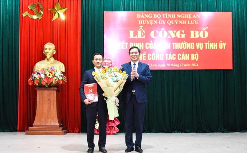 Mr. Hoang Nghia Hieu - Standing Deputy Secretary of the Provincial Party Committee, Chairman of the People's Council of Nghe An province presented the decision and flowers to congratulate the new Deputy Secretary of the Quynh Luu District Party Committee, Tran Viet Dung. Photo: Thanh Le