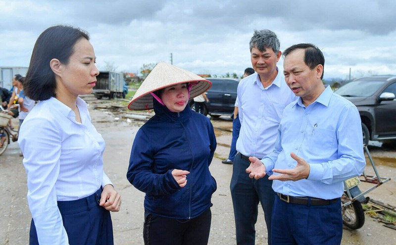 Deputy Governor Dao Minh Tu visited people and businesses with outstanding loans at banks that suffered damage after the storm. Photo: Quynh Mai