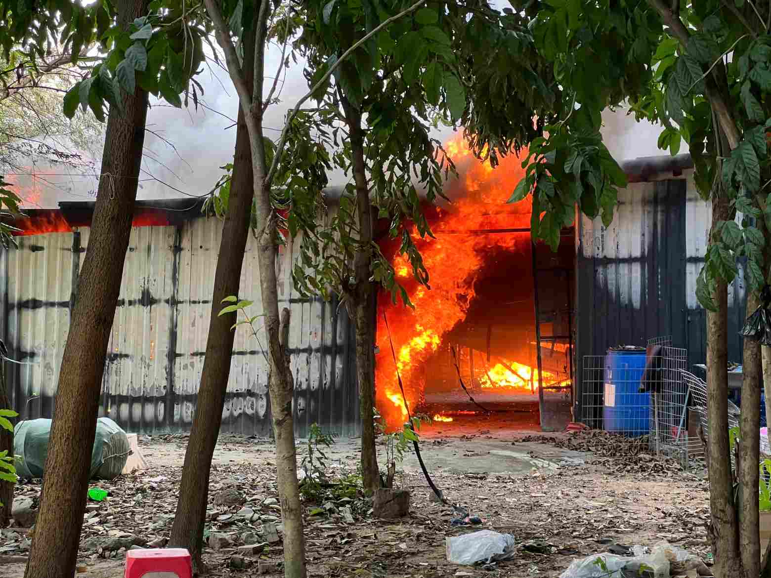Scrap warehouse fire in Di An, Binh Duong. Photo: Dinh Trong