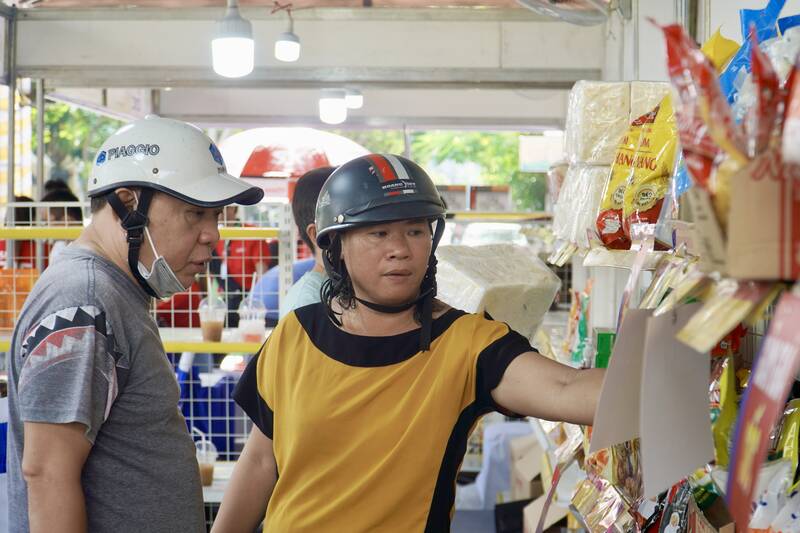 Ho Chi Minh City organizes Tet sales at stable prices for people. Photo: Quynh Le