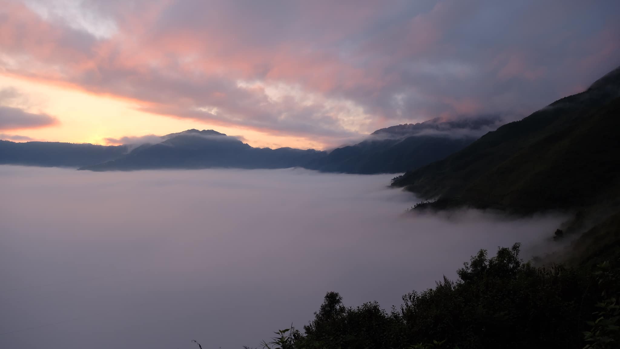 Tà Xùa (Bắc Yên, Sơn La) nằm ở độ cao hơn 2800m so với mực nước biển là một điểm đến săn mây nổi tiếng ở Tây Bắc. Du khách thường tới đây vào tháng 9 đến tháng 4 năm sau để ngắm biển mây bồng bềnh, trekking leo núi Sa Mu, cắm trại ngủ lều qua đêm...