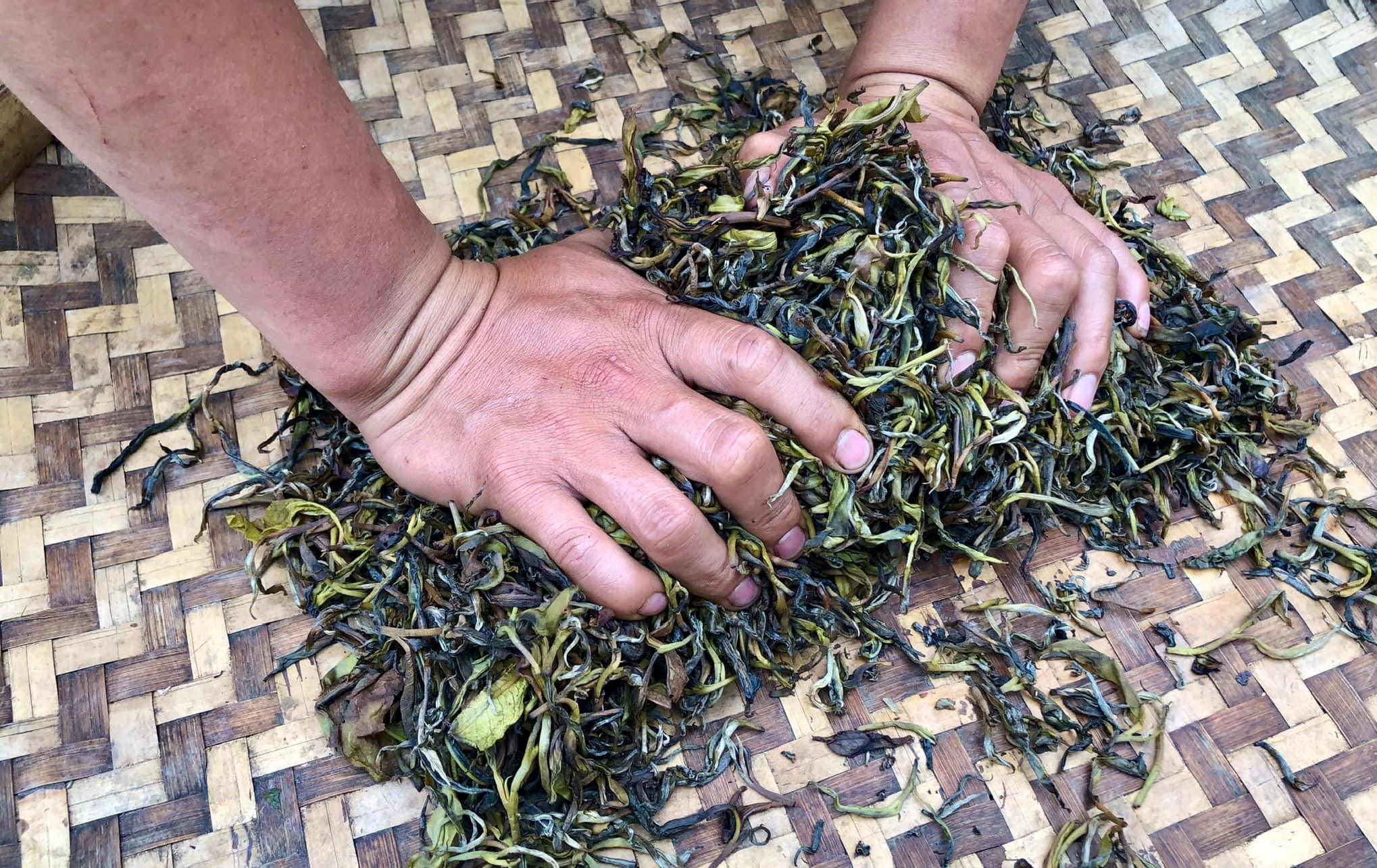 Tra o Ta Xua duoc xu ly thu cong hoan toan, sao tay, rut kho nuoc tren chao cung la mot cau chuyen dem den cho khach nhieu bat ngo. Nhung du khach lan dau trai nghiem nhu Ngoc Anh cam nhan tu tay cham vao tung chat lieu, danh thuc kha nang cam nhan cua ban than hon. Mong muon cua chi Thuy khi lam tour cung la giup du khach phan nao hieu cach su dung giac quan de tai nhan thuc cuoc song.