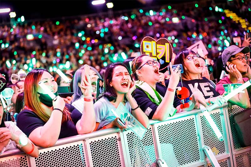 Female fans are the main force of the performance industry. Photo: Allkpop