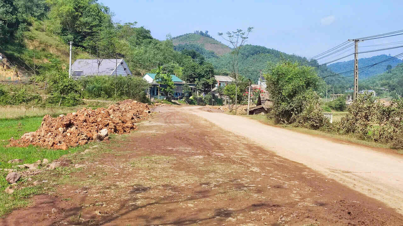 Ong Nguyen Van Duy (52 tuoi, tru xa Phong Phu, huyen Tan Lac) cho biet, du an duoc khoi cong tu cuoi nam 2022 xong roi thi cong nho giot, cam chung. Con duong bi dao boi nham nho khien viec di lai cua nguoi dan, hoc sinh gap rat nhieu kho khan, nang bui ban, mua thi lay loi. “Nguoi dan rat mong muon du an duoc som trien khai hoac co giai phap nao do de dam bao an toan giao thong cho trong qua trinh thi cong tuyen duong” - ong Duy thong tin