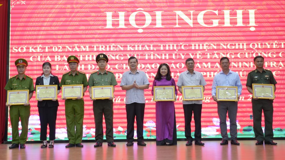 On this occasion, 9 collectives and 22 individuals were awarded certificates of merit by the Chairman of the Provincial People's Committee for their outstanding achievements in implementing Resolution 31 in Phu Quoc City. Photo: Xuan Nhi