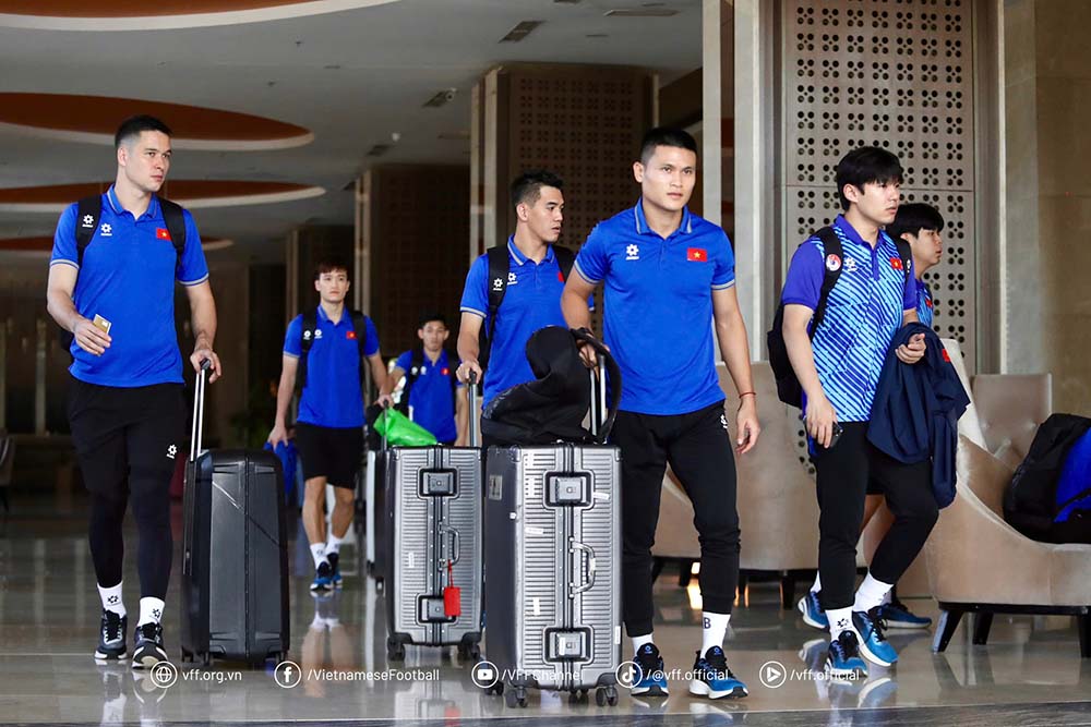The Vietnamese team started to travel home after winning the opening match of the ASEAN Cup 2024. Photo: VFF
