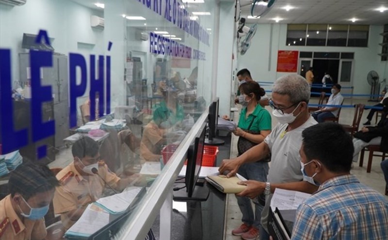 People do procedures to revoke license plates. Photo: Chan Phuc