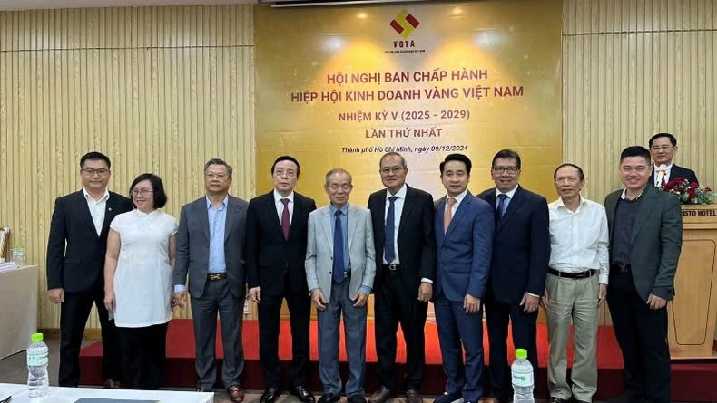 Introducing the President, Vice Presidents and General Secretary of the Vietnam Gold Business Association for the new term 2025-2029.