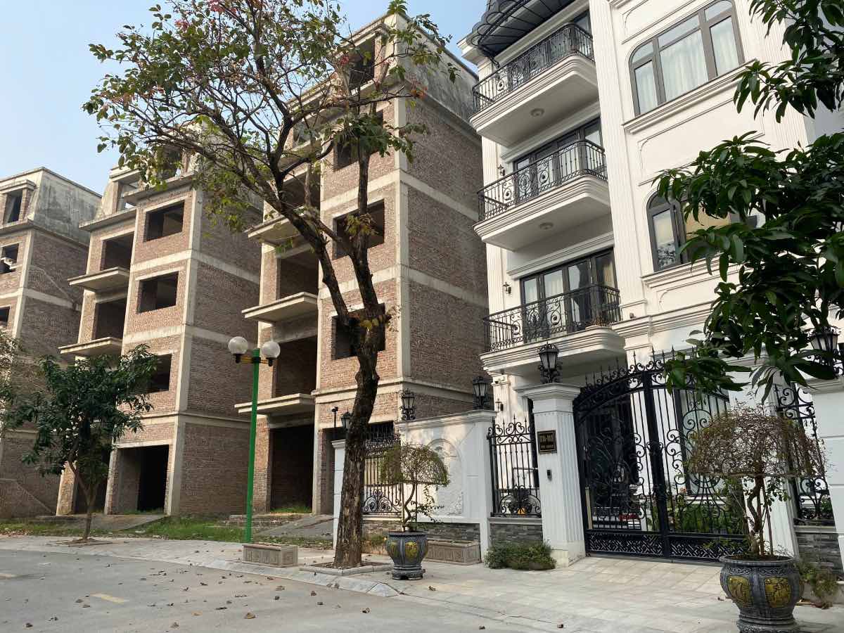 Các biệt thự trong khu đô thị chưa có sự đồng bộ về hạ tầng. Ảnh: Nhật Minh