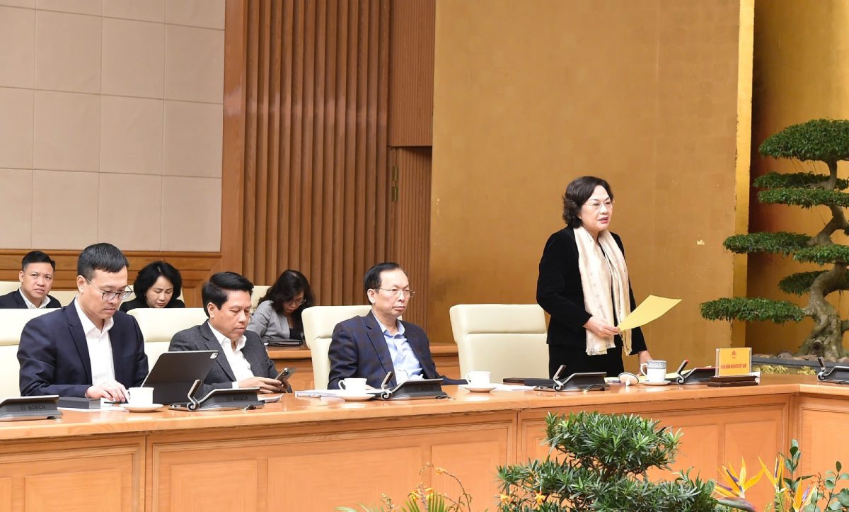 Governor of the State Bank of Vietnam Nguyen Thi Hong speaks at a meeting on plans to reorganize and streamline the apparatus. Photo: VGP/Tran Manh