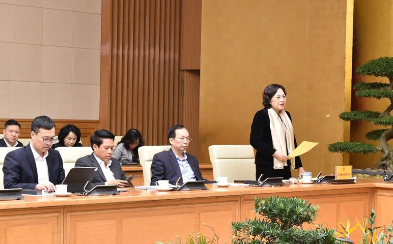 Governor of the State Bank of Vietnam Nguyen Thi Hong speaks at a meeting on plans to reorganize and streamline the apparatus. Photo: VGP/Tran Manh