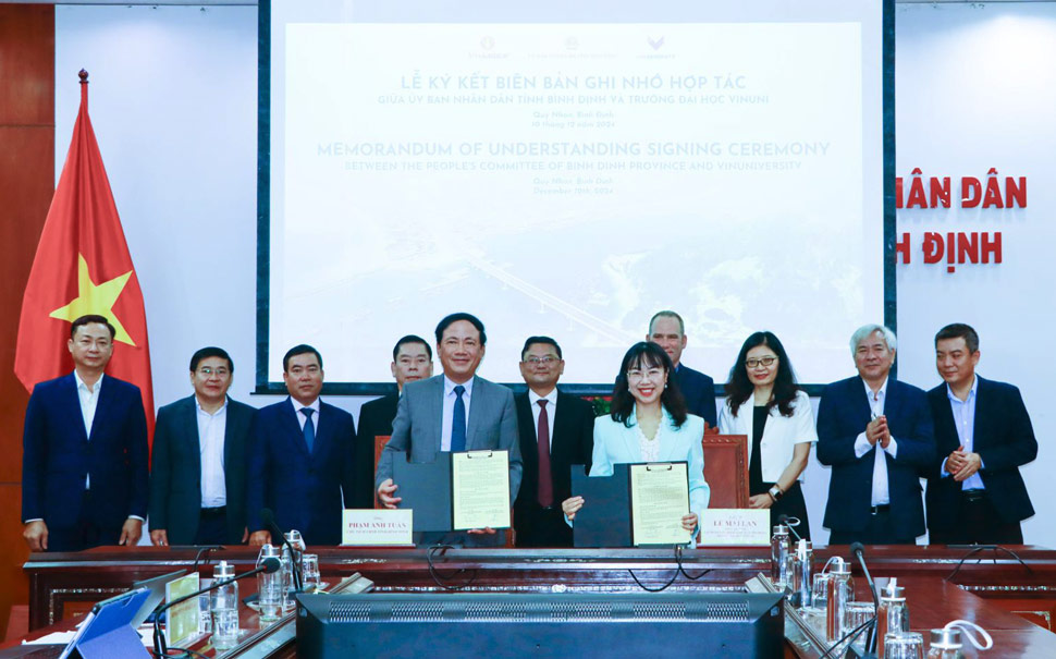 Chairman of Binh Dinh Provincial People's Committee Pham Anh Tuan and Dr. Le Mai Lan - Vice President of Vingroup Corporation, President of VinUni University Council signed the cooperation agreement. Photo: Department of Information and Communications of Binh Dinh Province