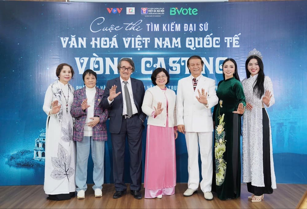 Ban giam khao cuoc thi “Tim kiem Dai su van hoa Viet Nam quoc te”. Anh: BTC