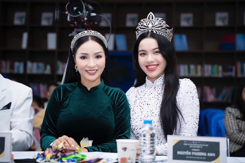 Ths Pham Thi Chau Loan - Truong Ban to chuc va Hoa hau Du lich ban sac Viet Nam - Nguyen Phuong Anh ngoi “ghe nong“. Anh: BTC
