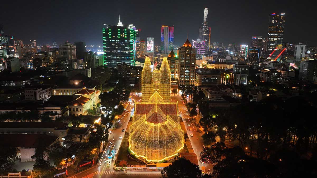 Nha tho Duc Ba tu lau da tro thanh diem nhan cua trung tam TPHCM, dac biet vao dip Giang sinh, noi day luon ruc ro anh den thu hut dong dao du khach trong va ngoai nuoc den tham quan.