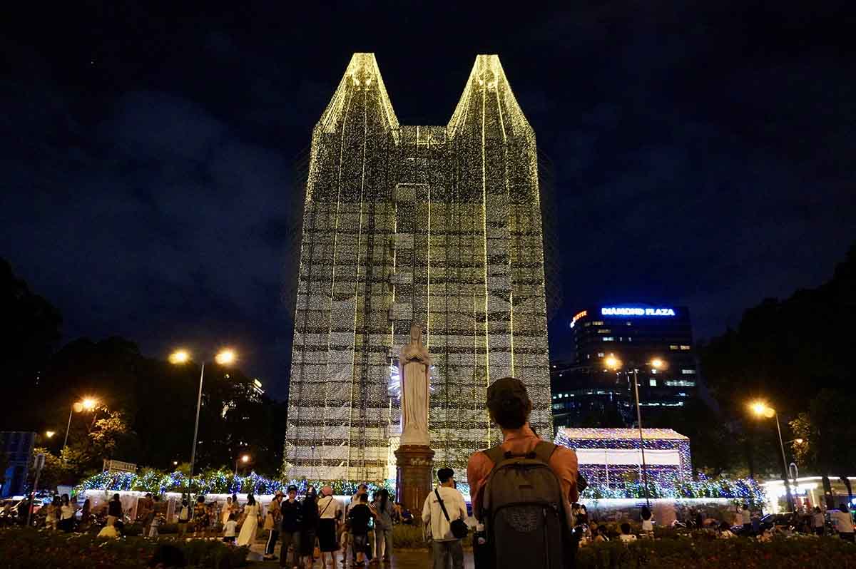 Nha tho Duc Ba len den lung linh tua cung dien khien nhieu nguoi dan, du khach nuoc ngoai di ngang phai tram tro, nguoc nhin.