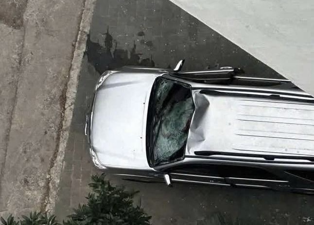 The scene of the man falling from a high-rise apartment building and dying in Thai Nguyen City. Photo: NDCC.