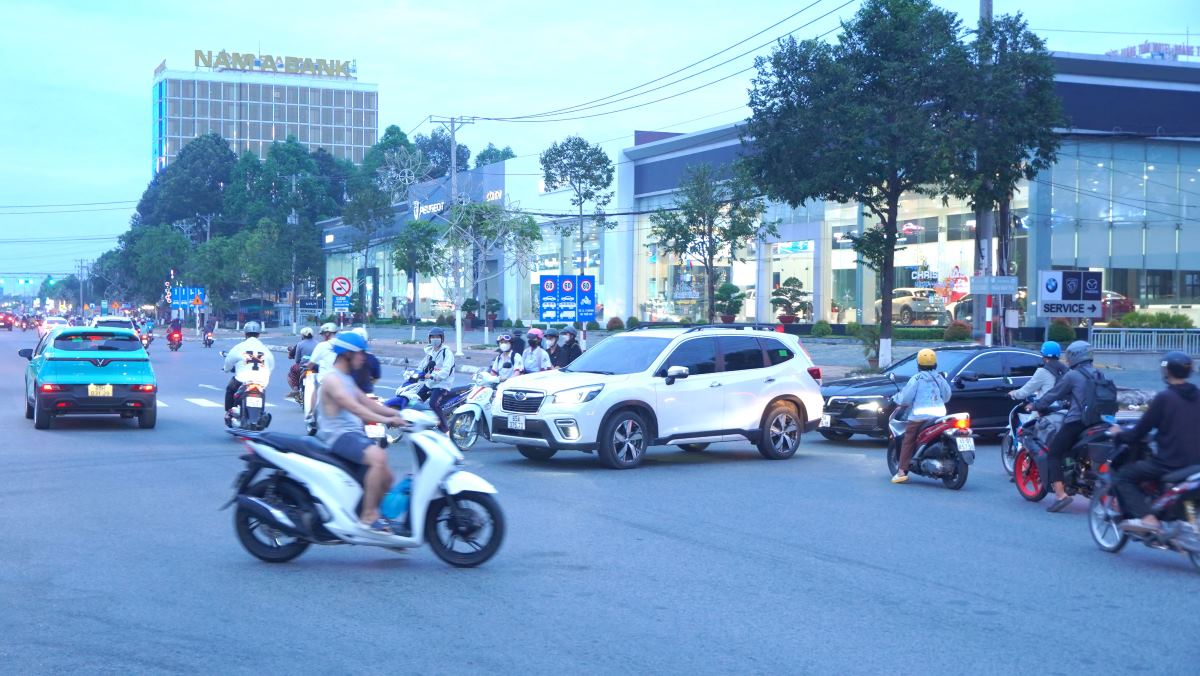 Traffic safety at intersections in Can Tho is often compromised. Photo: Ta Quang