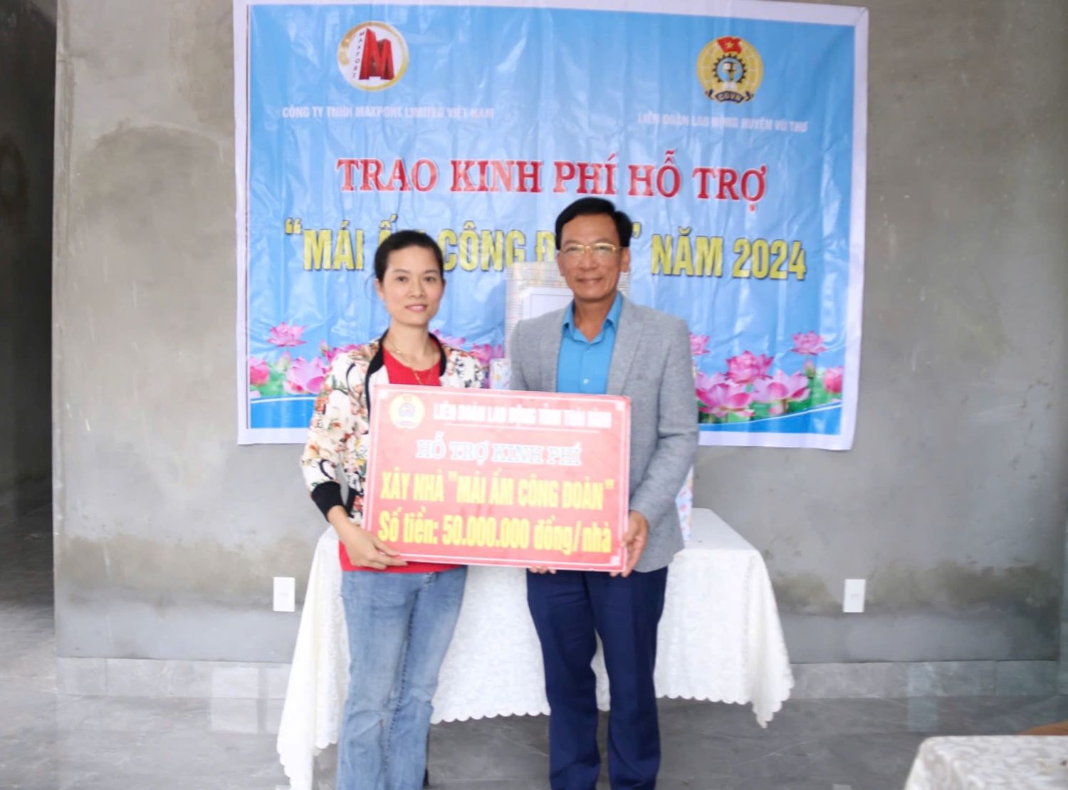 Vice President of Thai Binh Provincial Federation of Labor Nguyen Thanh Binh presented funding to support the construction of a house for union member Trinh Thi Nam. Photo: Ba Manh