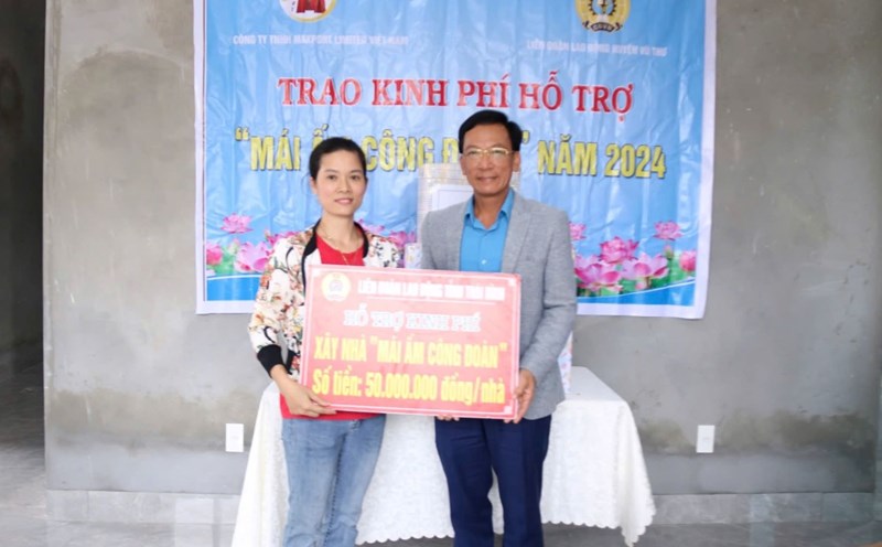Vice President of Thai Binh Provincial Federation of Labor Nguyen Thanh Binh presented funding to support the construction of a house for union member Trinh Thi Nam. Photo: Ba Manh