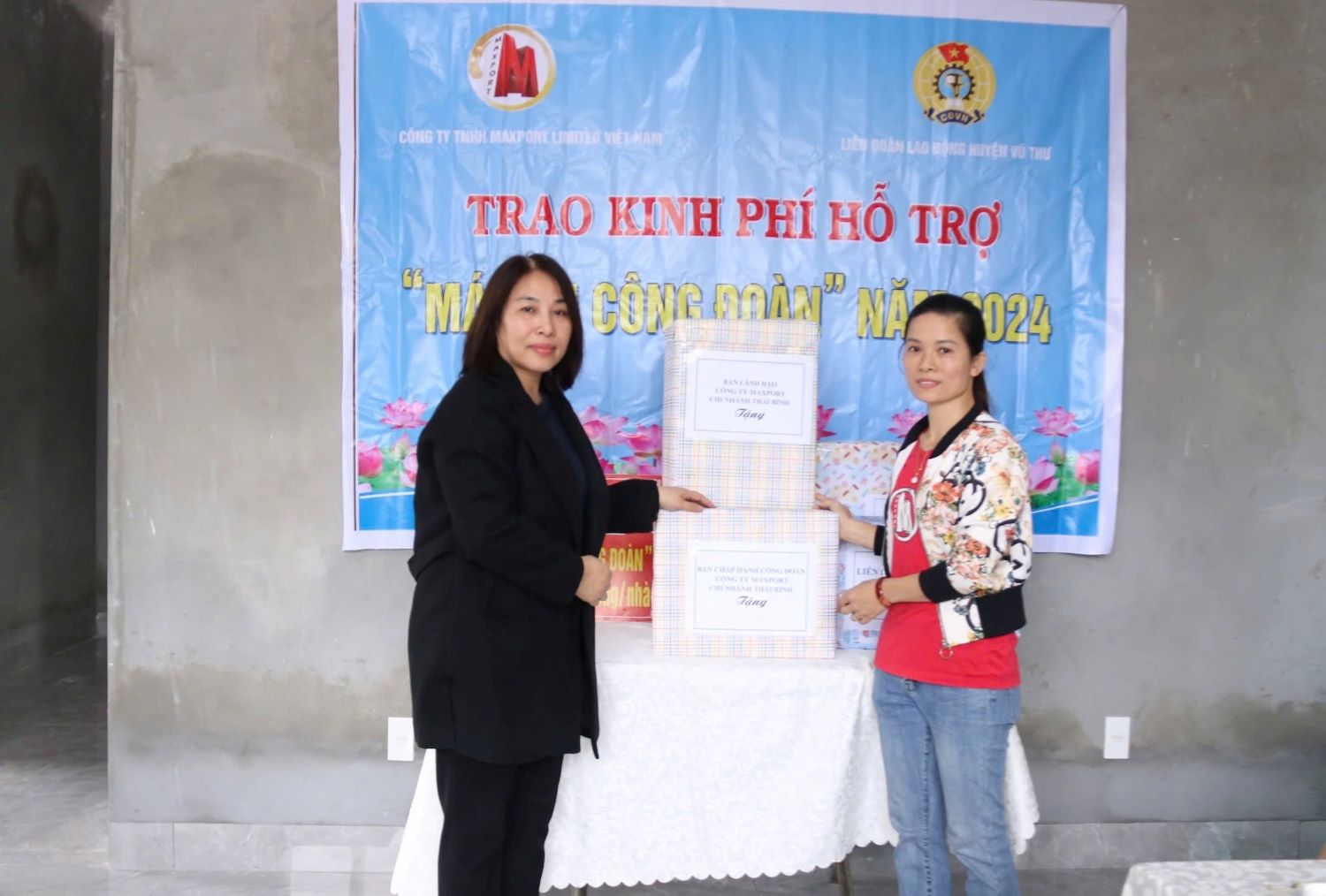 Ba Nguyen Thi Thu Huong - Chu tich Cong doan Cong ty TNHH Maxport Limited (VN) - Chi nhanh Thai Binh, dai dien lanh dao cong ty trao qua dong vien, chuc mung chi Nam. Anh: Ba Manh