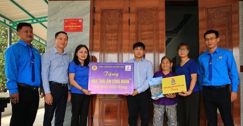 Vietnam Oil and Gas Trade Union presents Union Shelter funds to workers of Binh Son Refining and Petrochemical Joint Stock Company. Photo: Trade Union