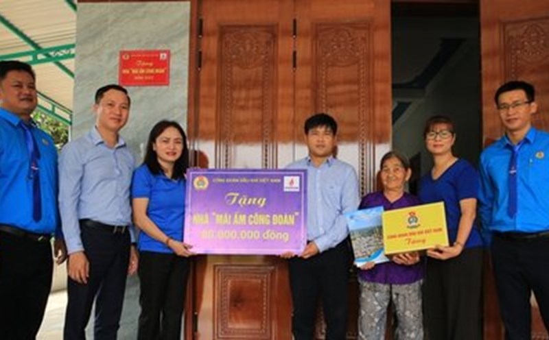 Vietnam Oil and Gas Trade Union presents Union Shelter funds to workers of Binh Son Refining and Petrochemical Joint Stock Company. Photo: Trade Union