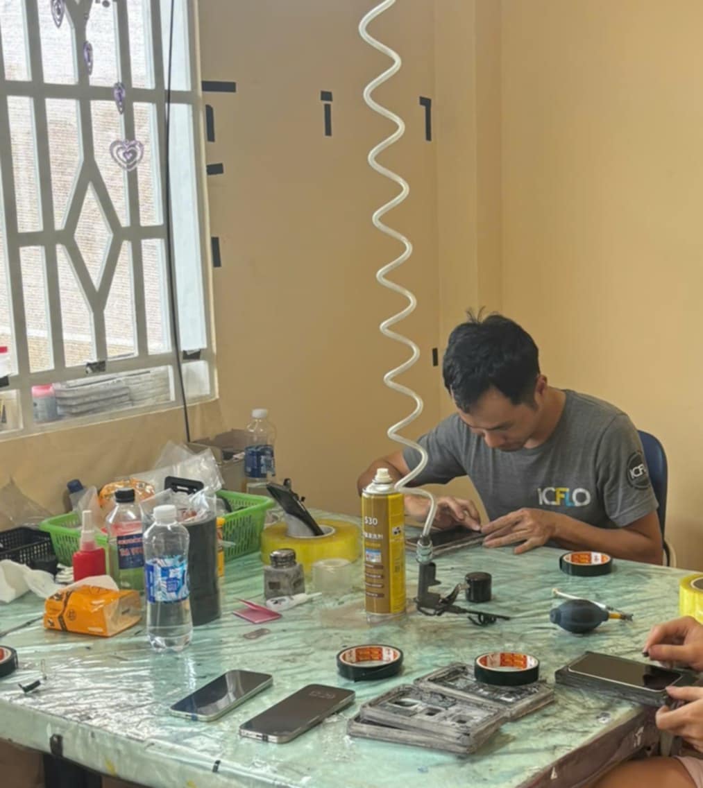 For workers like Mr. Phu, the year-end bonus is an opportunity to save money to prepare for Tet for his family. Photo: Ngoc Tien