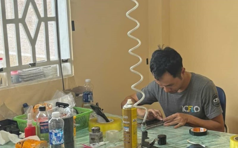 For workers like Mr. Phu, the year-end bonus is an opportunity to save money to prepare for Tet for his family. Photo: Ngoc Tien