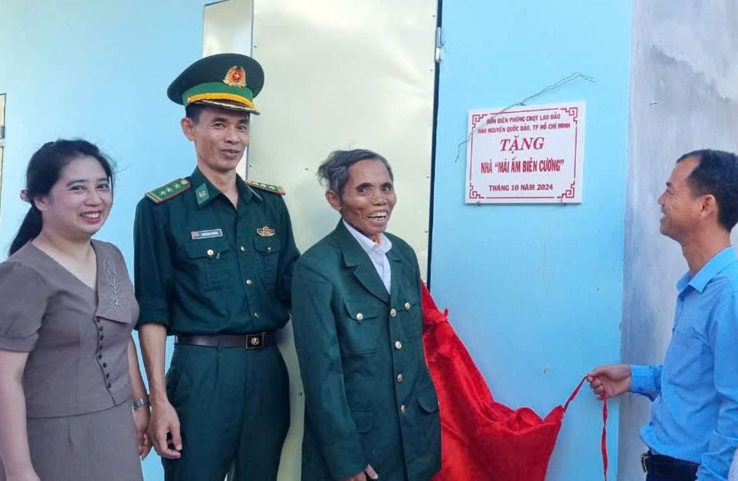 Handing over the border shelter to Mr. Ho A Tay's family. Photo: H.Nguyen.