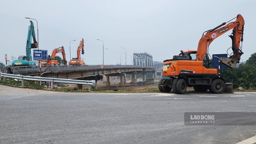 Demolition of the remaining Phong Chau bridge span begins. Photo: To Cong.